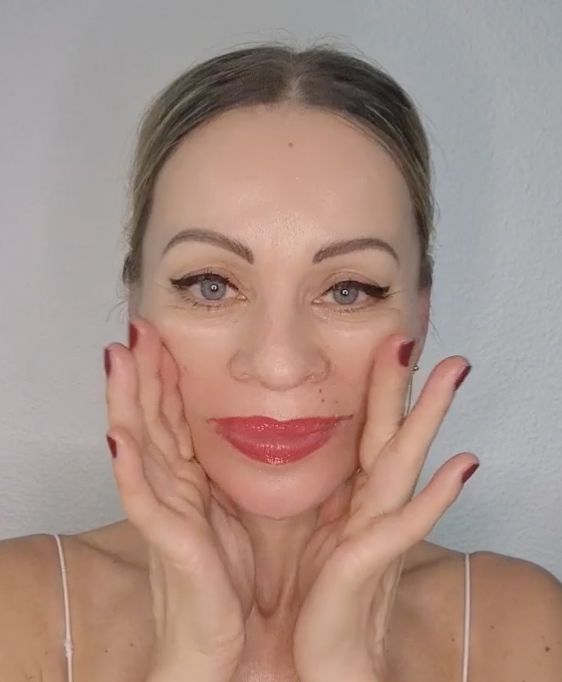 The Glow Awakening: A Morning Facial Massage Ritual for Radiance & Renewal